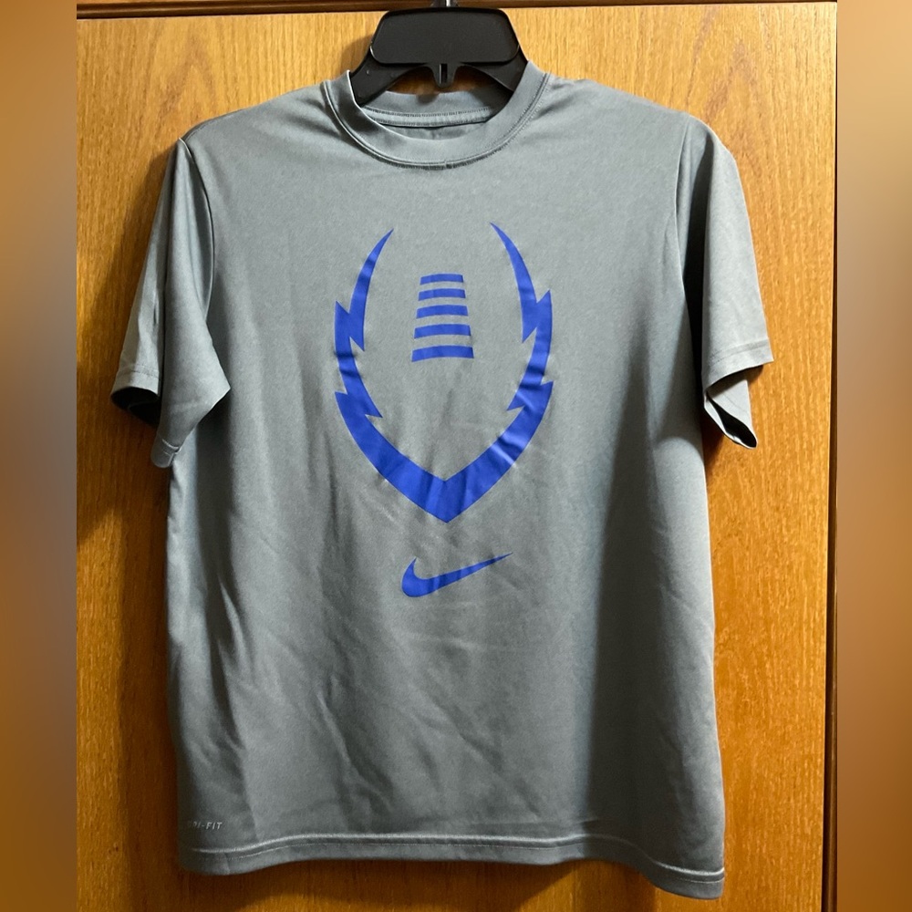 Boy’s Nike Dri Fit Graphic Gray Short Sleeve Polyester T-Shirt.